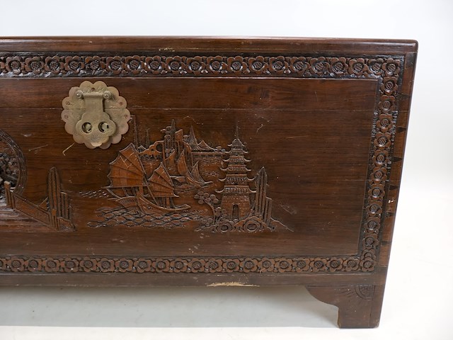 Houten kist met snijwerk - afbeelding 7 van  12