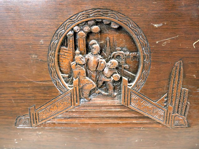 Houten kist met snijwerk - afbeelding 8 van  12