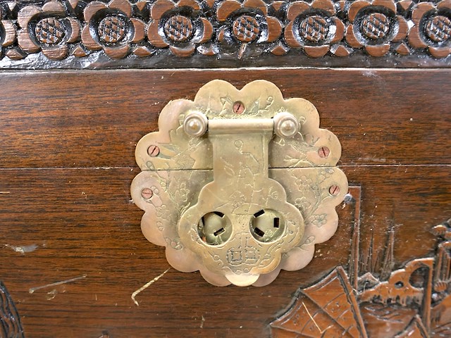 Houten kist met snijwerk - afbeelding 9 van  12