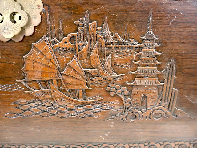 Houten kist met snijwerk - afbeelding 10 van  12