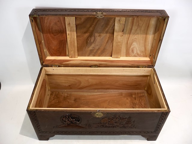 Houten kist met snijwerk - afbeelding 11 van  12
