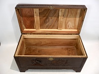 Houten kist met snijwerk - afbeelding 11 van  12