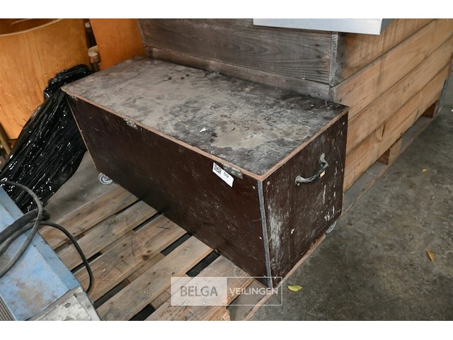 Houten kist op wielen - afbeelding 1 van  4