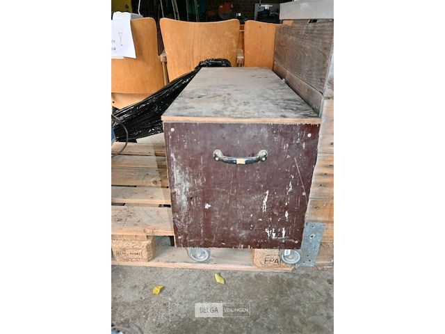 Houten kist op wielen - afbeelding 3 van  4