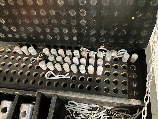 Houten koffer met pinnenset en toebehoren - afbeelding 2 van  7