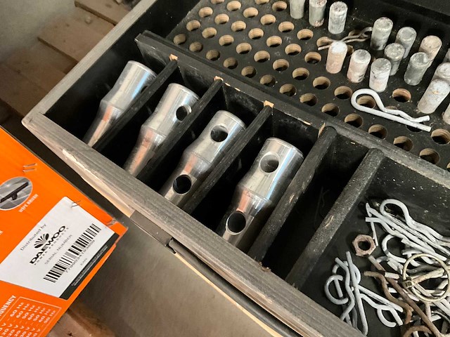 Houten koffer met pinnenset en toebehoren - afbeelding 4 van  7