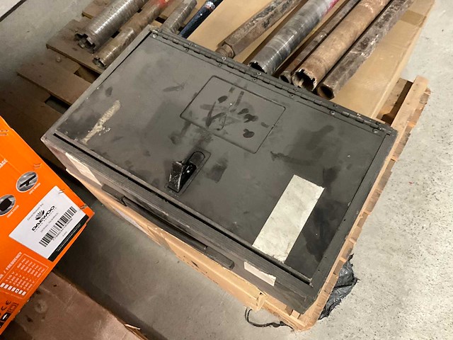 Houten koffer met pinnenset en toebehoren - afbeelding 6 van  7