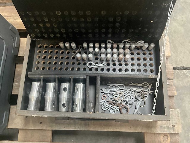 Houten koffer met pinnenset en toebehoren - afbeelding 7 van  7