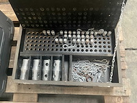 Houten koffer met pinnenset en toebehoren - afbeelding 7 van  7