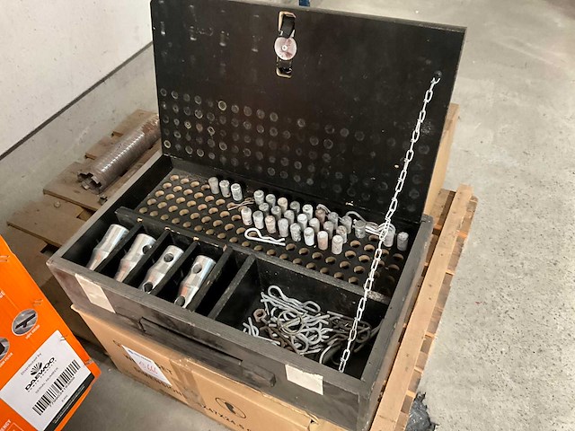 Houten koffer met pinnenset en toebehoren - afbeelding 1 van  7