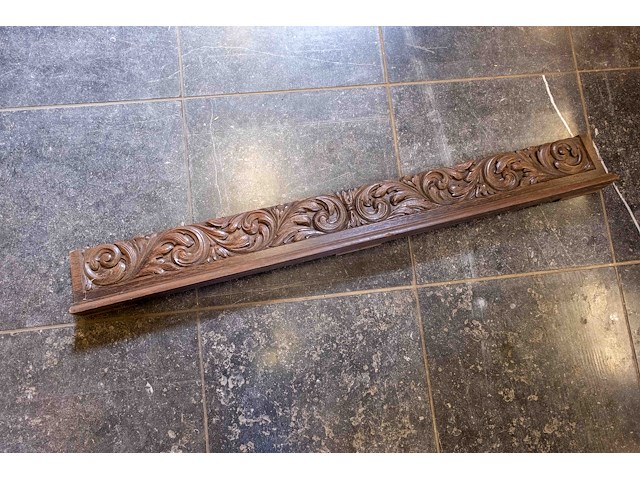 Houten kroonlijst met houtsnijwerk - afbeelding 2 van  3