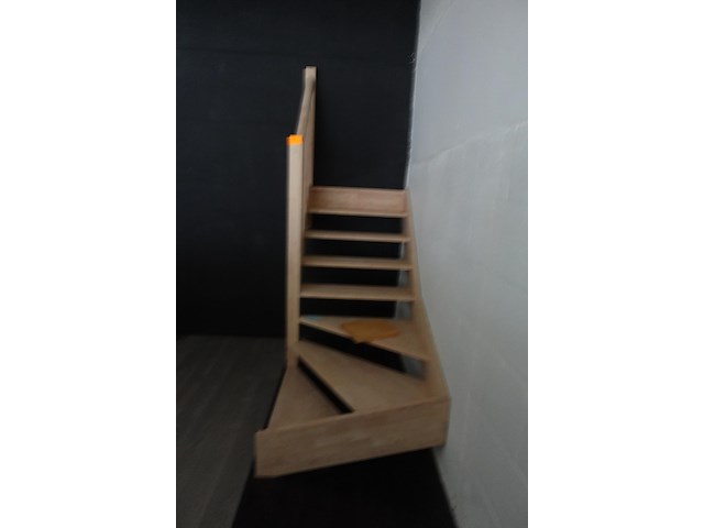 Houten kwartslagtrap showroom model - afbeelding 2 van  3