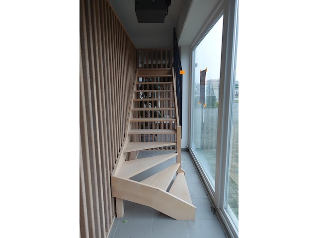 Houten kwartslagtrap showroom model - afbeelding 1 van  2