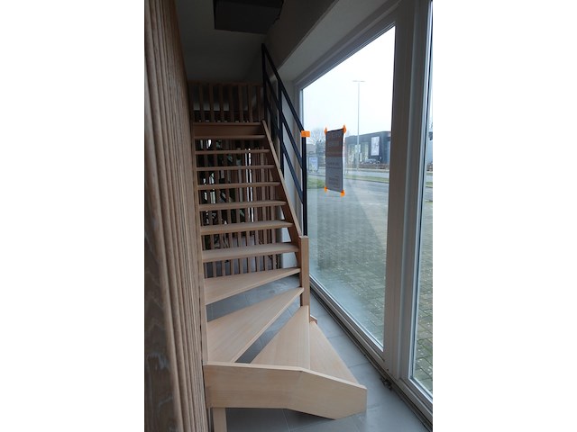 Houten kwartslagtrap showroom model - afbeelding 2 van  2