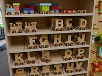 Houten letters met displays - afbeelding 2 van  3