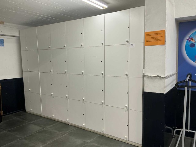 Houten lockerkast - afbeelding 1 van  3