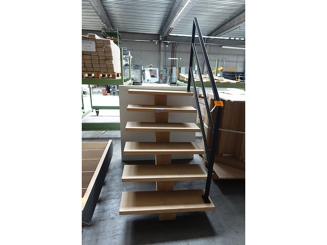 Houten modeltrap + metalen leuning - afbeelding 1 van  2