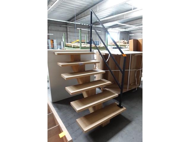 Houten modeltrap + metalen leuning - afbeelding 2 van  2