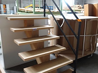 Houten modeltrap + metalen leuning - afbeelding 2 van  2