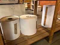 Houten opbergrek met inhoud - afbeelding 2 van  9