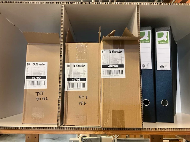 Houten opbergrek met inhoud - afbeelding 3 van  9