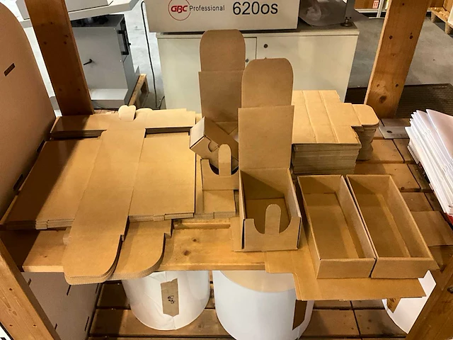 Houten opbergrek met inhoud - afbeelding 5 van  9
