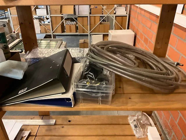 Houten opbergrek met inhoud - afbeelding 8 van  9