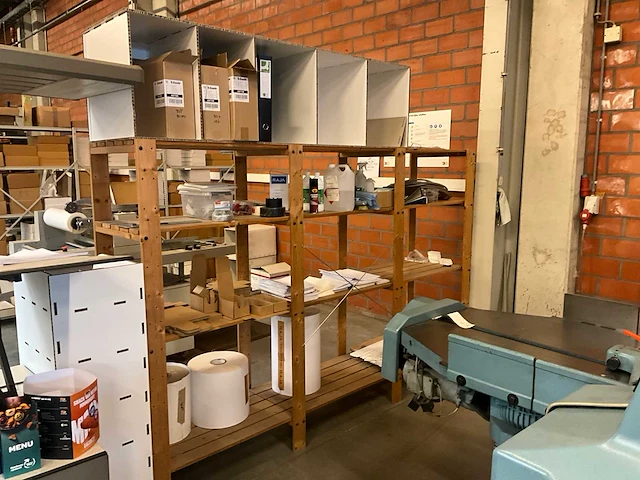 Houten opbergrek met inhoud - afbeelding 1 van  9