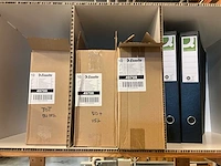 Houten opbergrek met inhoud - afbeelding 3 van  9