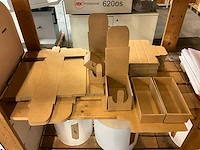 Houten opbergrek met inhoud - afbeelding 5 van  9