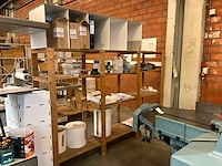 Houten opbergrek met inhoud