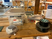 Houten opbergrek met inhoud - afbeelding 4 van  9