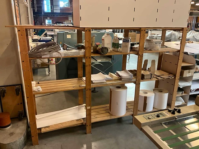 Houten opbergrek met inhoud - afbeelding 9 van  9