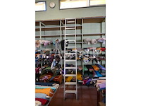 Houten opbergrek met legborden en ladder