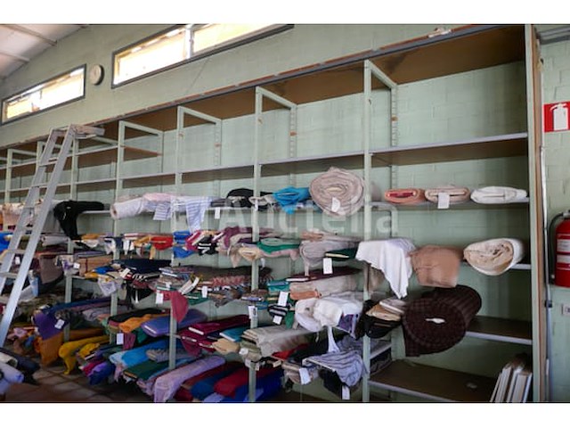 Houten opbergrek met legborden en ladder - afbeelding 2 van  4