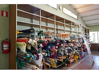 Houten opbergrek met legborden en ladder - afbeelding 3 van  4