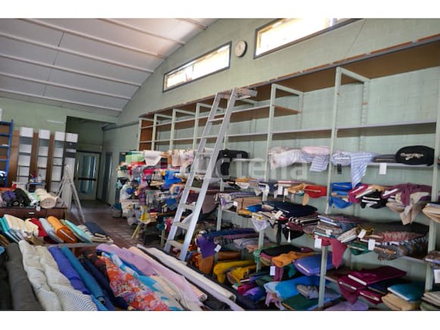 Houten opbergrek met legborden en ladder - afbeelding 4 van  4