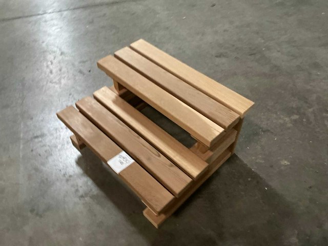 Houten opstapje jacuzzi (7x) - afbeelding 1 van  4