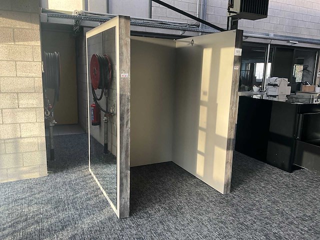 Houten paskamer voorzien van spiegel - afbeelding 1 van  10