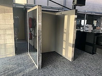 Houten paskamer voorzien van spiegel - afbeelding 1 van  10