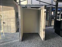 Houten paskamer voorzien van spiegel - afbeelding 3 van  10