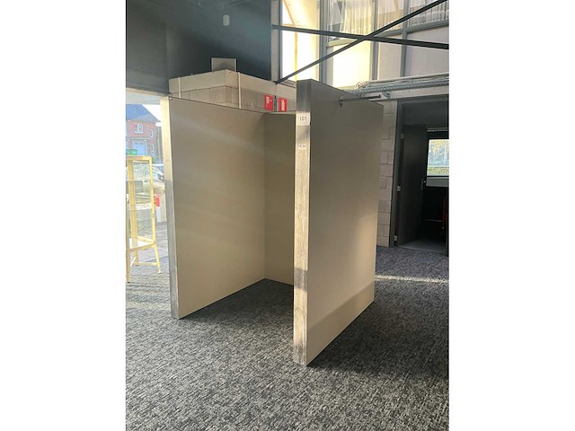 Houten paskamer voorzien van spiegel - afbeelding 4 van  10