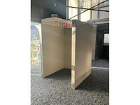 Houten paskamer voorzien van spiegel - afbeelding 4 van  10