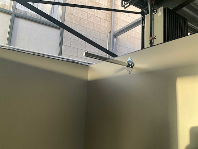 Houten paskamer voorzien van spiegel - afbeelding 5 van  10