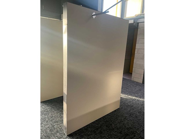 Houten paskamer voorzien van spiegel - afbeelding 6 van  10