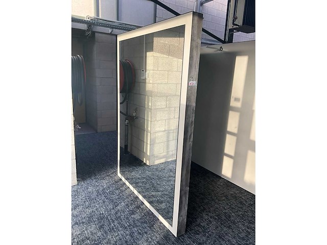 Houten paskamer voorzien van spiegel - afbeelding 8 van  10