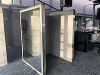 Houten paskamer voorzien van spiegel - afbeelding 9 van  10