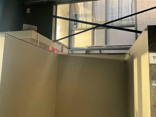 Houten paskamer voorzien van spiegel - afbeelding 10 van  10