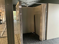 Houten paskamer voorzien van spiegel - afbeelding 1 van  7