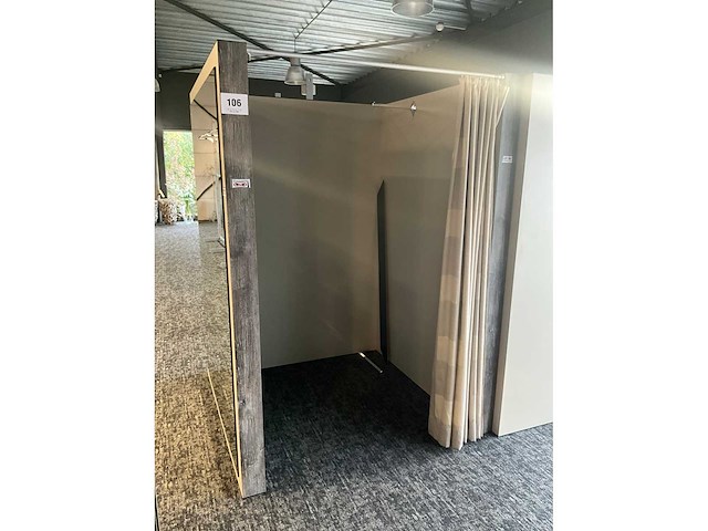 Houten paskamer voorzien van spiegel - afbeelding 2 van  7